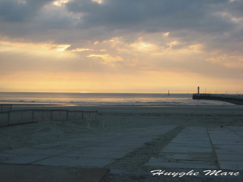 kuieren met zonsondergaan aan het strand Nieuwpoort